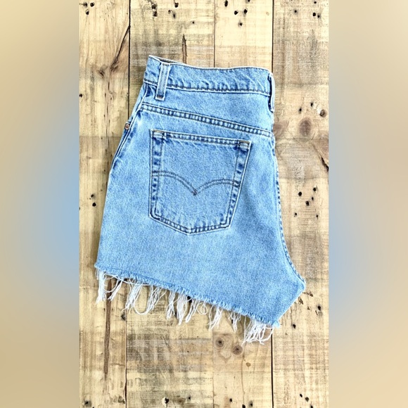 Sale 🚩 VINTAGE LEVI HIGH WAISTED CUT OFF SHORTS ❤️ SIZE 26 VINTAGE LEVI SHORTS - Picture 8 of 8
